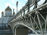 Патриарший мост. Пешеходный. Пересекает Москву реку и соединяет Пречистенскую и Берсеневскую набережные. Ведет к храму Христа Спасителя (фото Архиповых)
