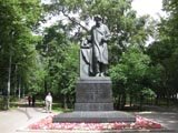 Памятник Н.Ф. Филатову, одному из основоположников педиатрии в России. Поставлен в 1960 году по проекту скульптора В. Е. Цигаля.Сквер Девичьего поля